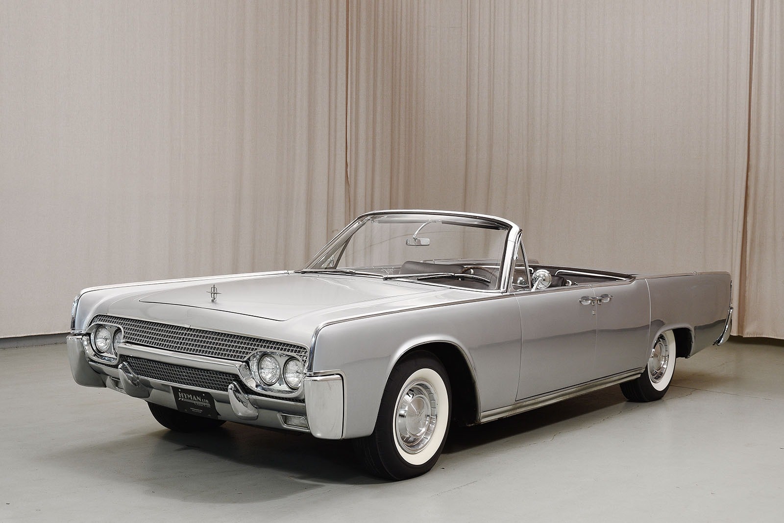 1961_Lincoln_Continental_1.jpg