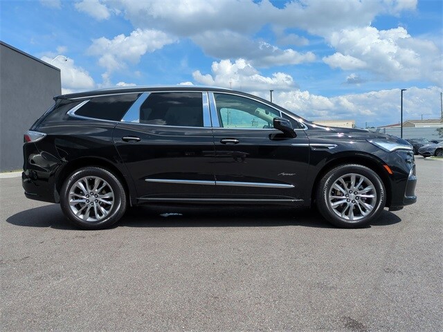 2022 Buick Enclave Avenir photo 2