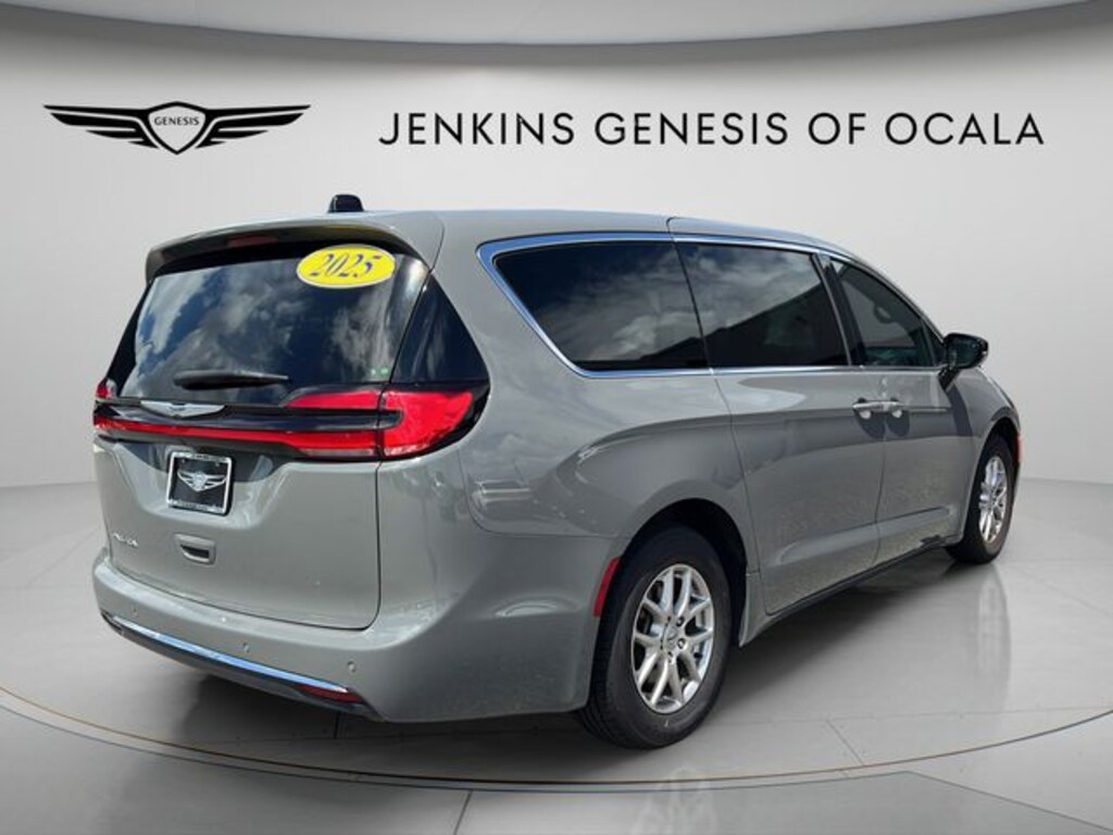 Used 2025 Chrysler Pacifica Select Minivan/Van