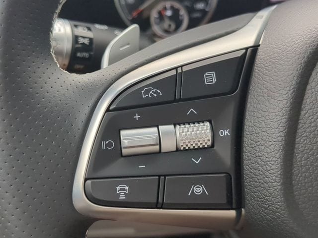 2025 GENESIS G70 Standard - Photo 16