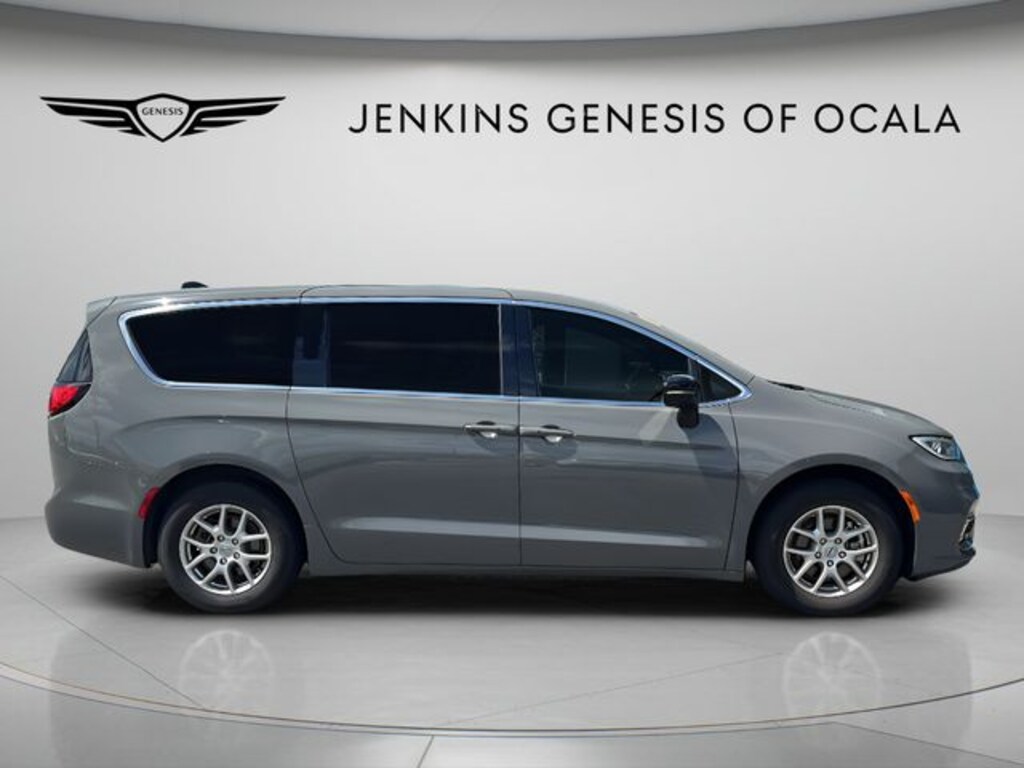 Used 2025 Chrysler Pacifica Select Minivan/Van