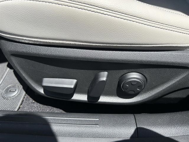 2025 GENESIS G70 Standard - Photo 21