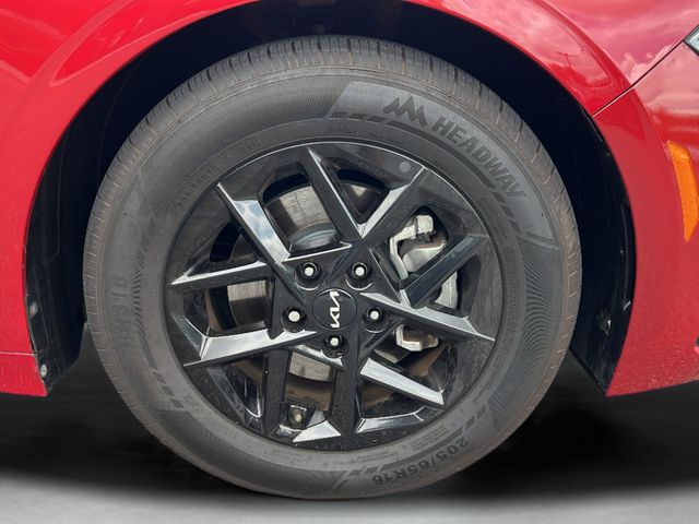 2025 Kia K5 LXS - Photo 24