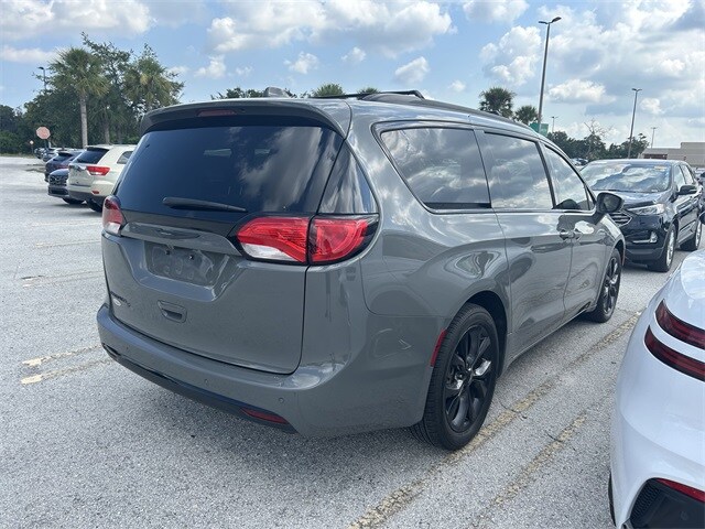 2020 Chrysler Pacifica Touring Plus photo 2