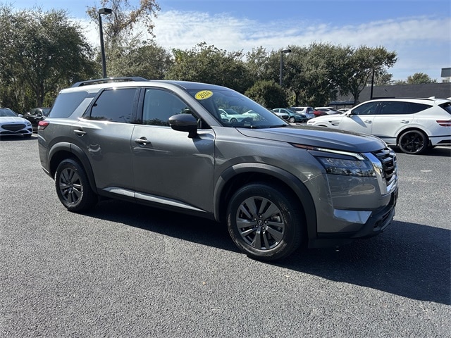 2024 Nissan Pathfinder SV's photo