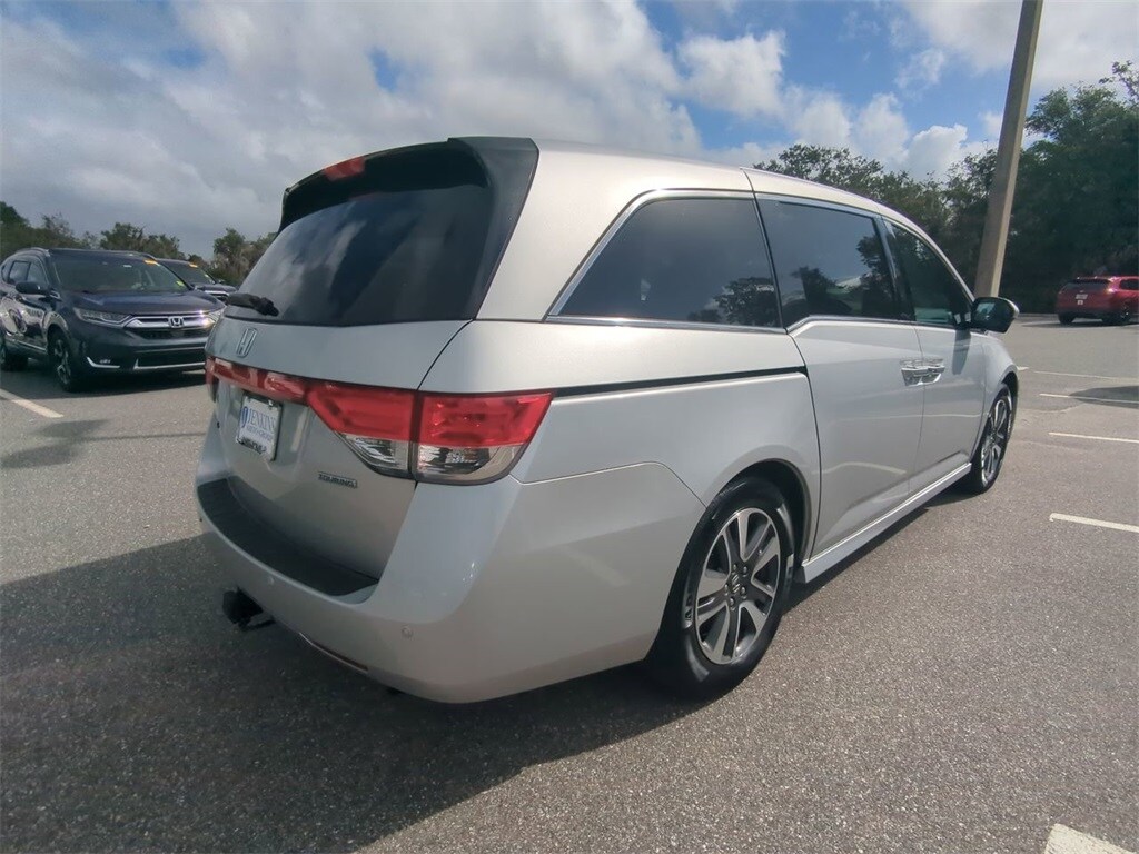 2015 Honda Odyssey Touring photo 3