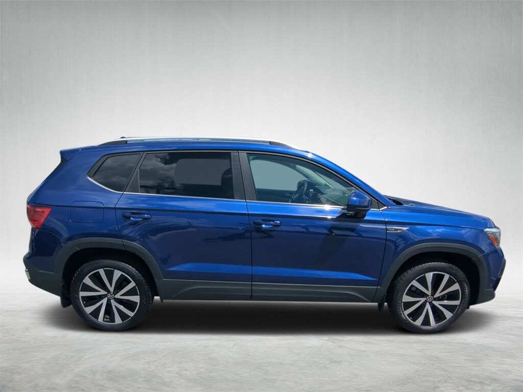 2024 Volkswagen Taos SE photo 2