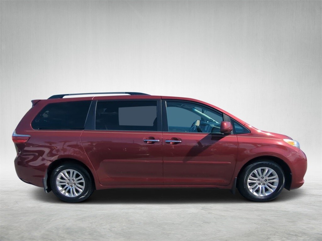 2015 Toyota Sienna L photo 2