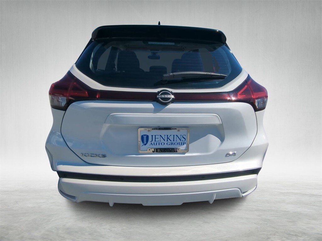 2023 Nissan Kicks SR photo 2