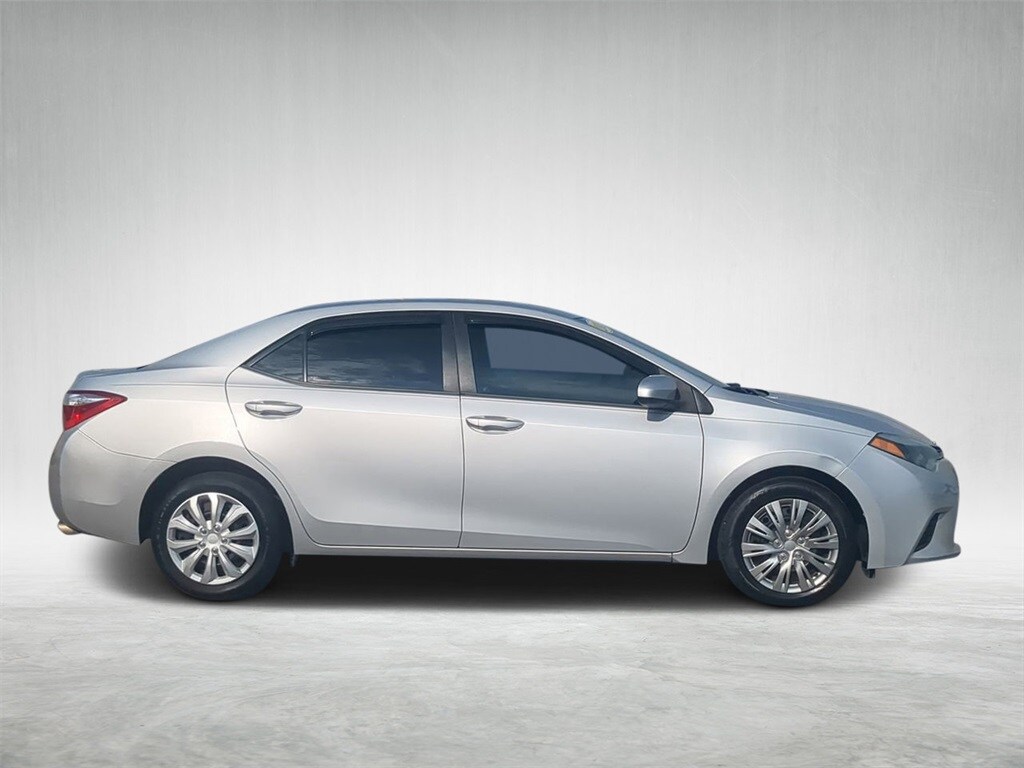2015 Toyota Corolla LE photo 2