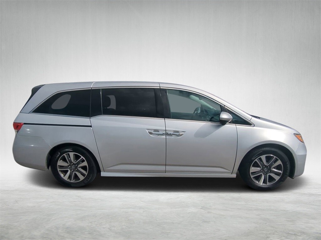 2015 Honda Odyssey Touring photo 2