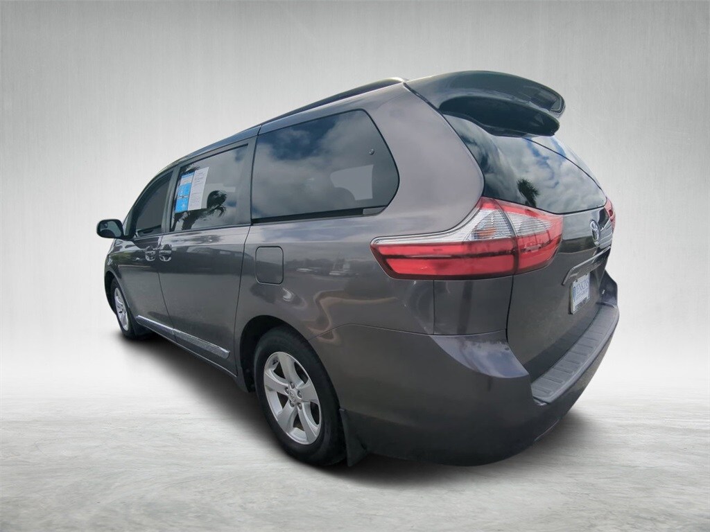 2017 Toyota Sienna L photo 4