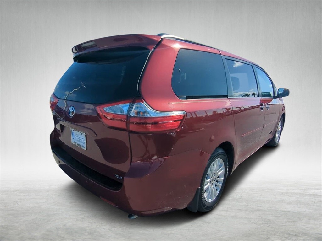2015 Toyota Sienna L photo 2