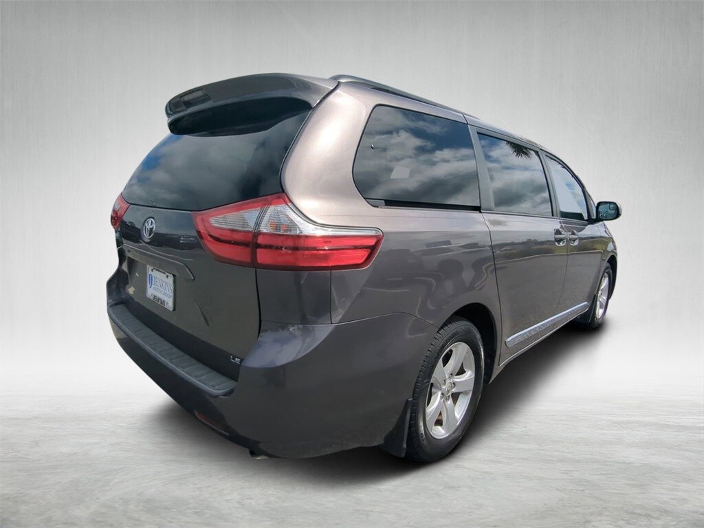 2017 Toyota Sienna L photo 2
