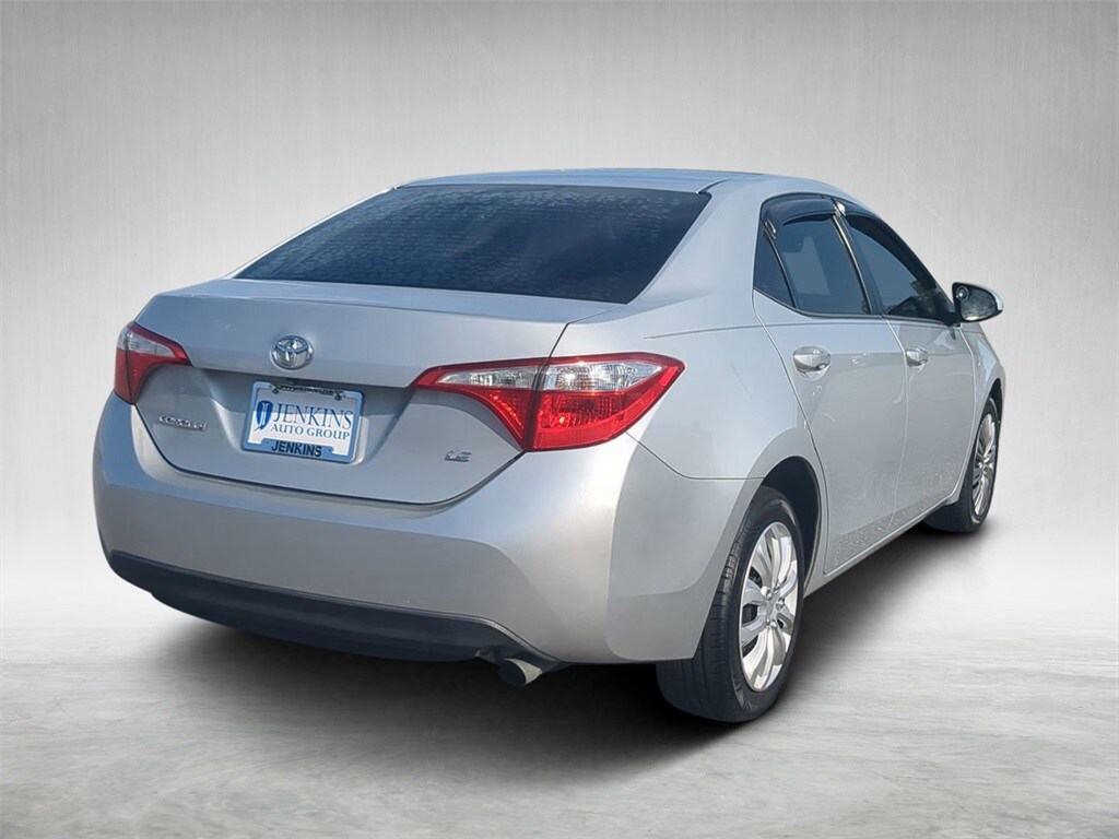 2015 Toyota Corolla LE photo 3