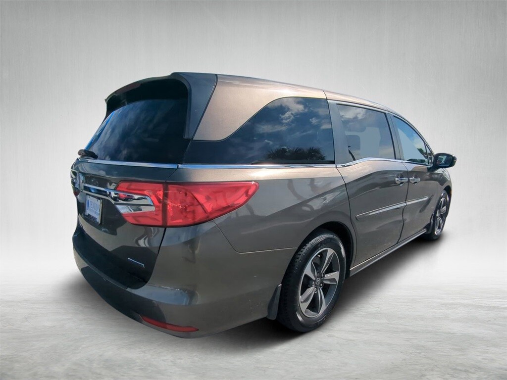 2018 Honda Odyssey Touring photo 2