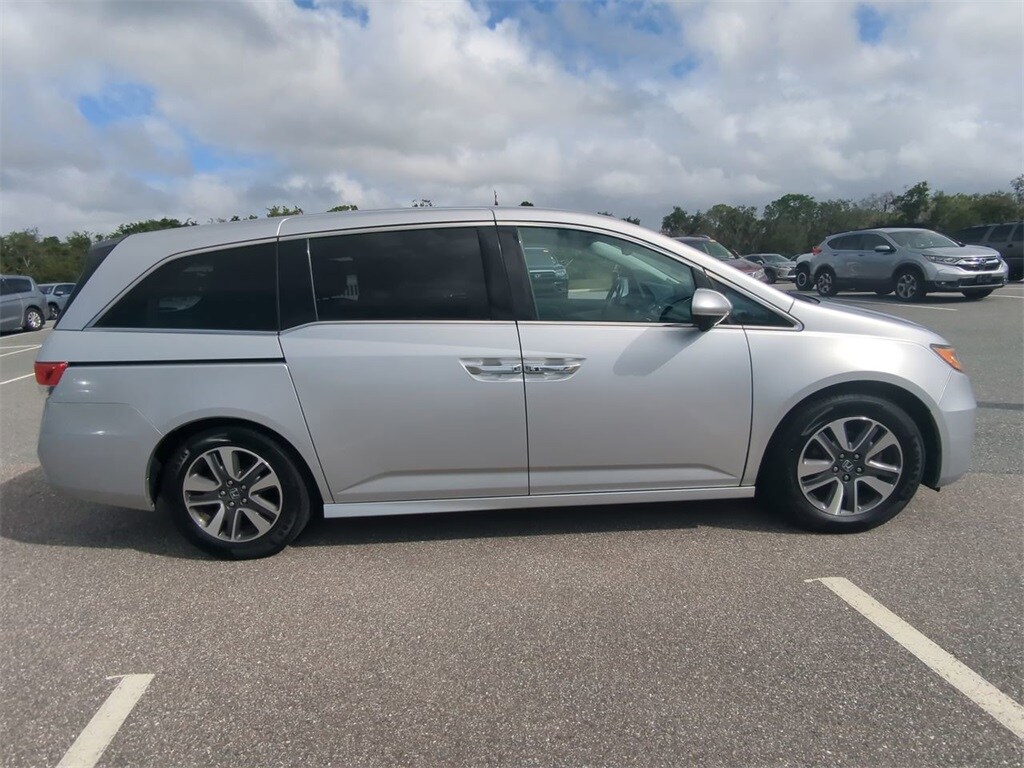 2015 Honda Odyssey Touring photo 2