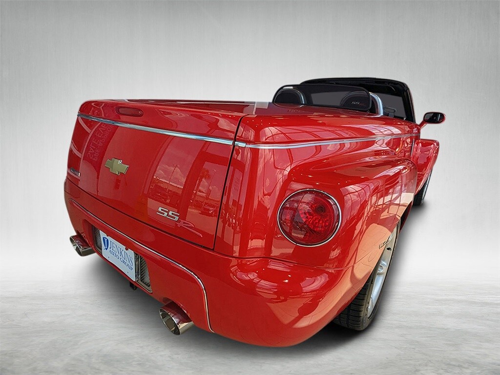 2005 Chevrolet SSR Base photo 2
