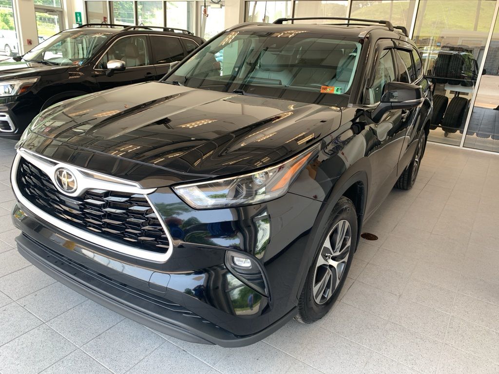 Used 2022 Toyota Highlander XLE with VIN 5TDHZRBHXNS185050 for sale in Bridgeport, WV