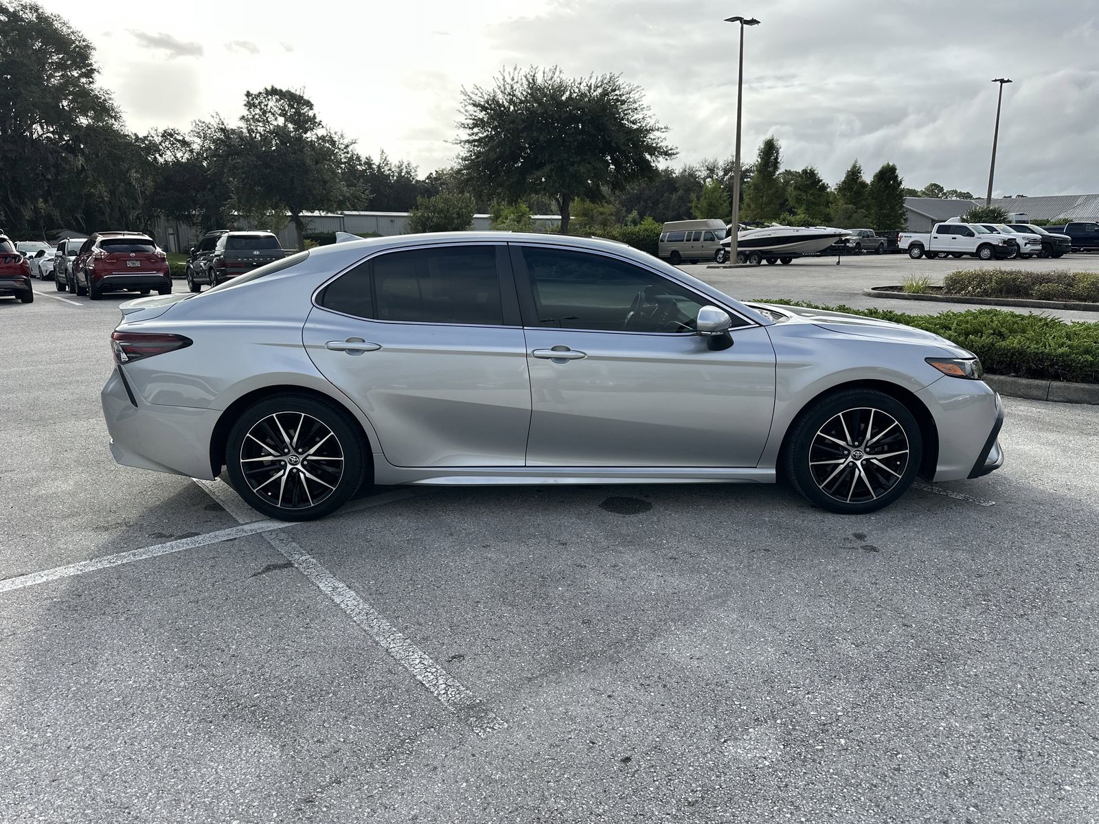 2022 Toyota Camry SE photo 2