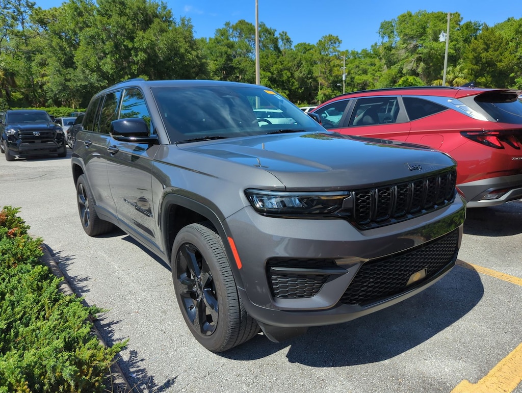 Used 2024 Jeep Grand Cherokee Laredo SUV
