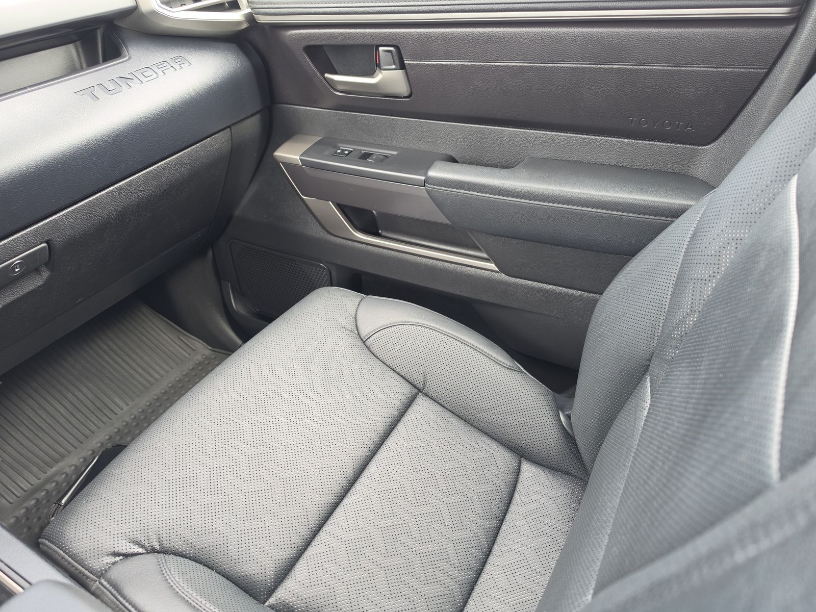 2025 Toyota Tundra SR5 - Photo 18