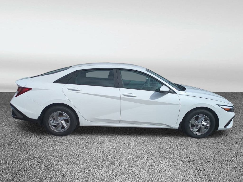 New 2025 Hyundai Elantra SE Sedan