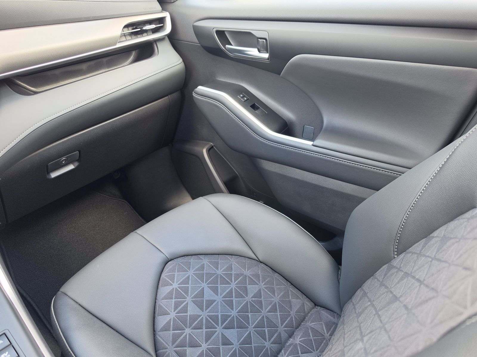2025 Toyota Highlander XLE Nightshade - Photo 19
