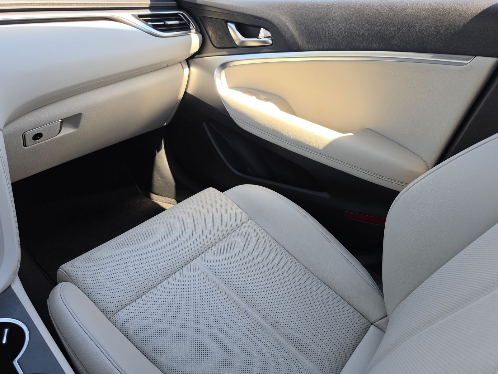 2025 GENESIS G70 Standard - Photo 18
