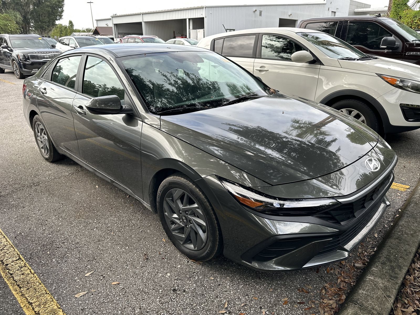 2024 Hyundai Elantra SEL photo 3