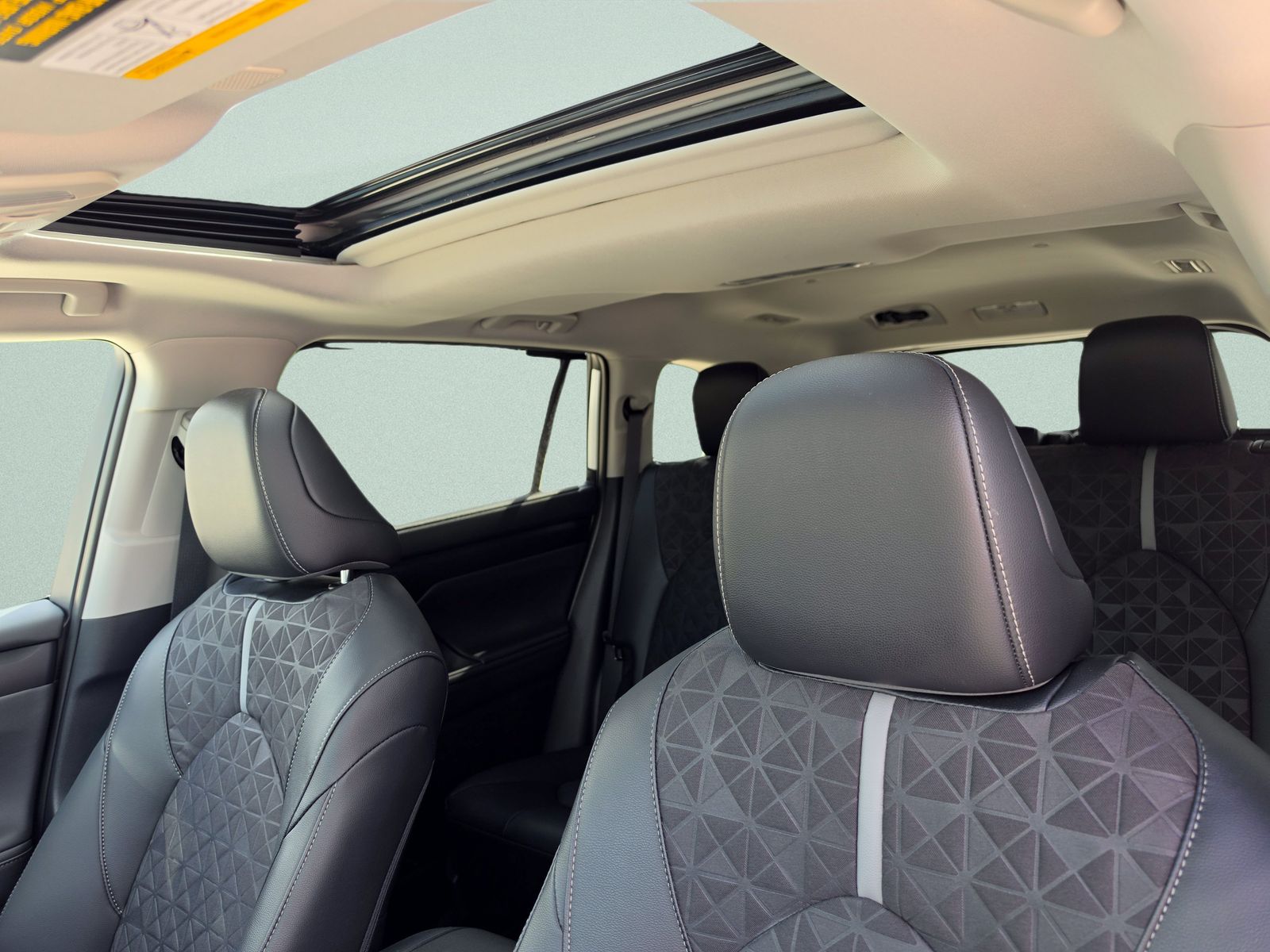2025 Toyota Highlander XLE Nightshade - Photo 25