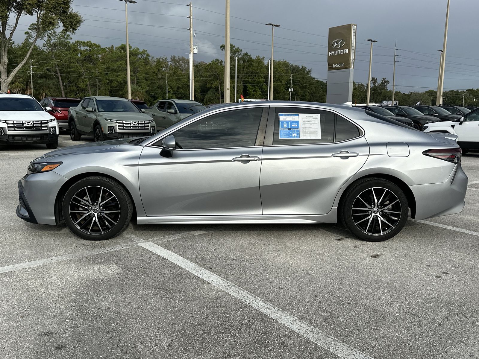 2022 Toyota Camry SE photo 3