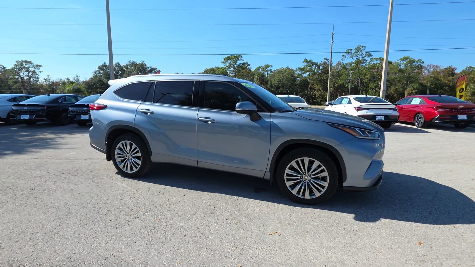 2023 Toyota Highlander L photo 2