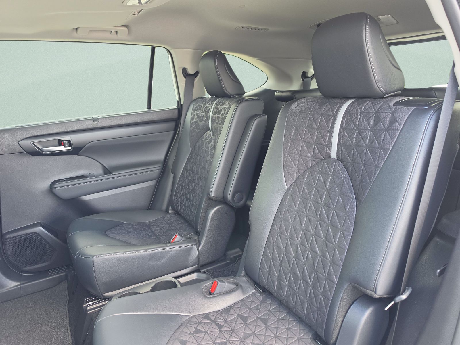 2025 Toyota Highlander XLE Nightshade - Photo 21
