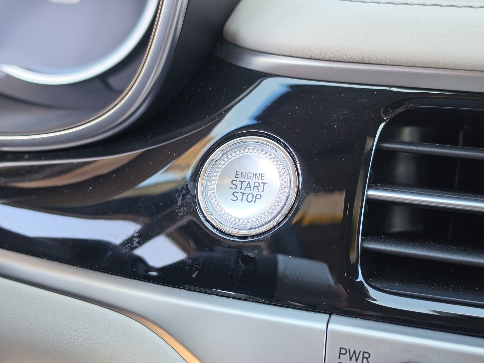 2025 GENESIS G70 Standard - Photo 37