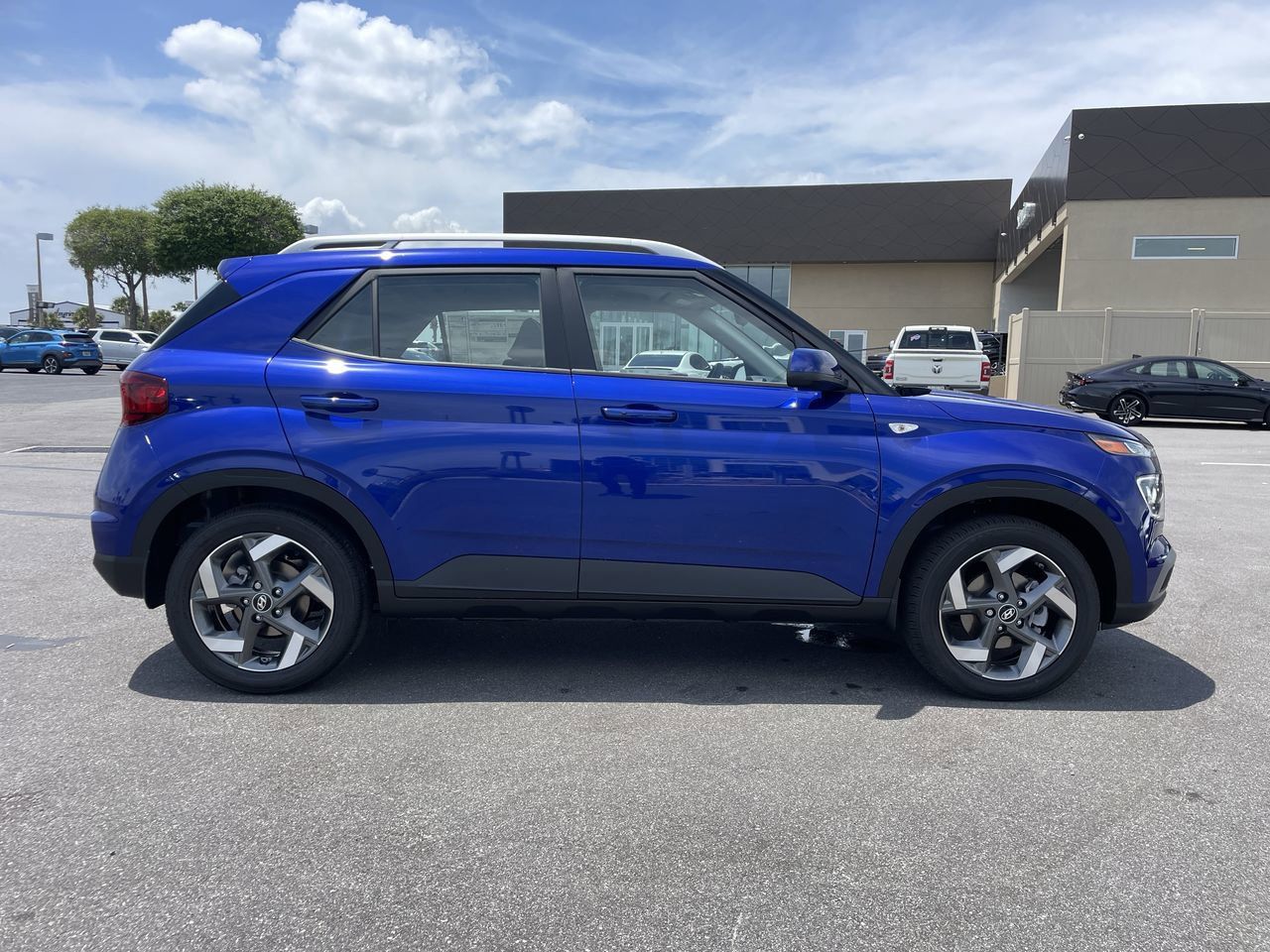 2025 Hyundai Venue Limited photo 2