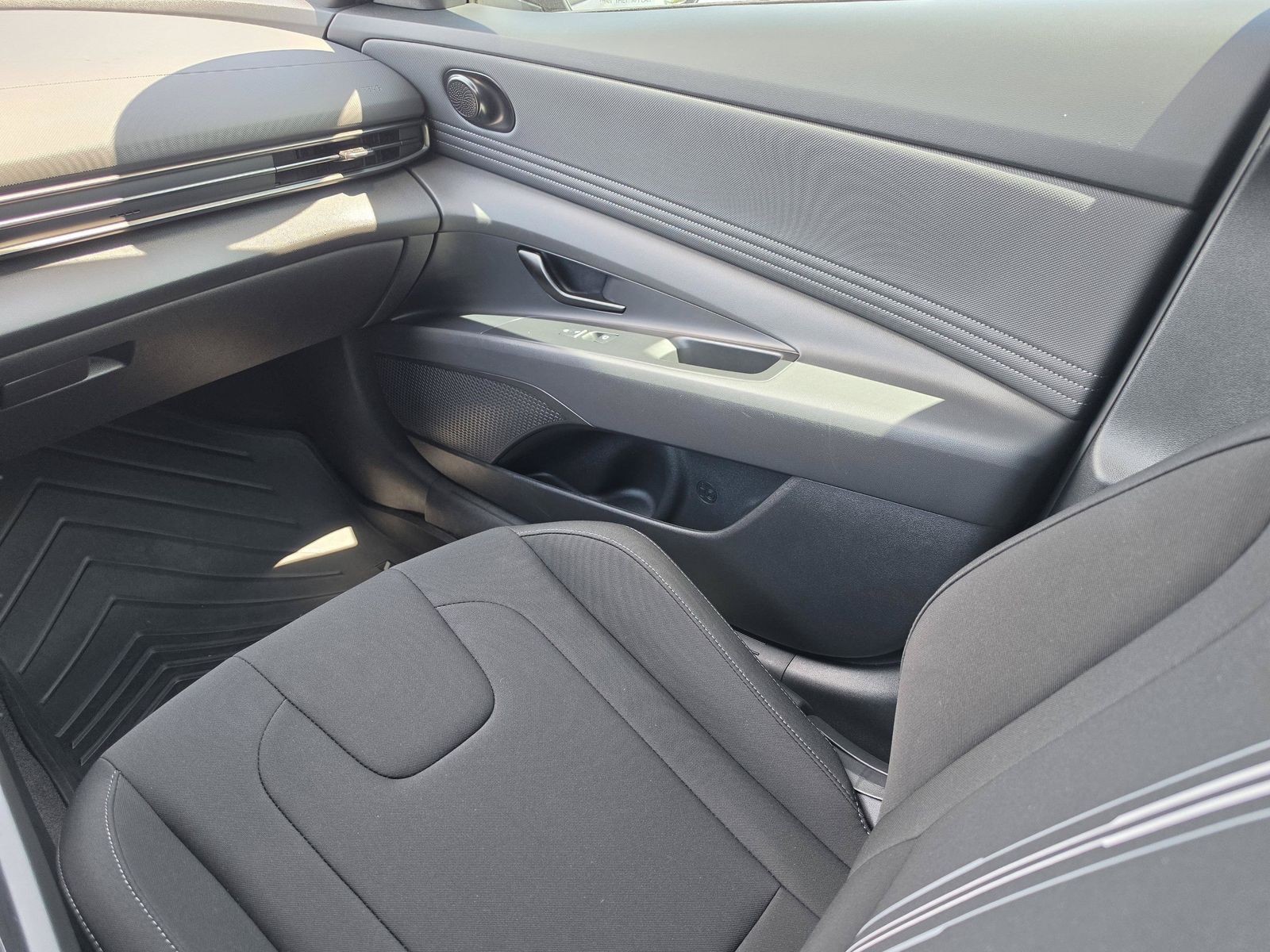 2025 Hyundai Elantra SEL - Photo 18