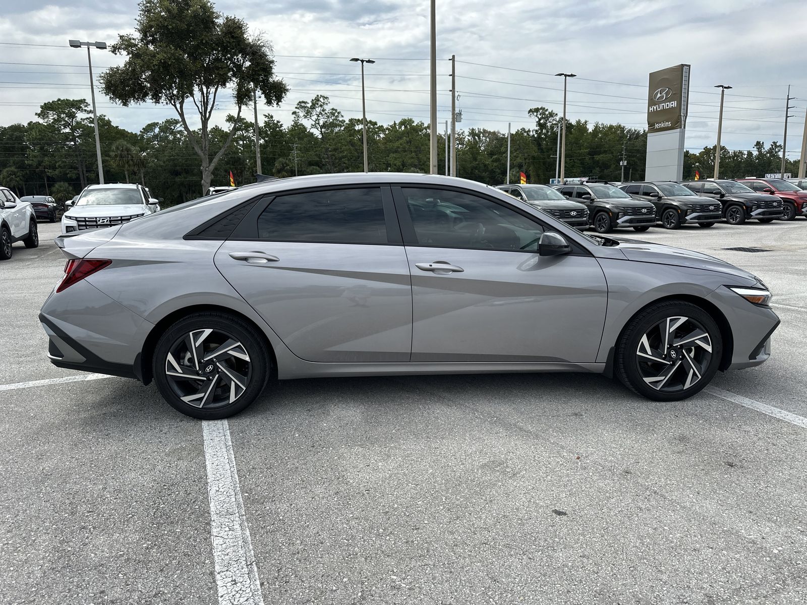 2025 Hyundai Elantra SEL Sport photo 2