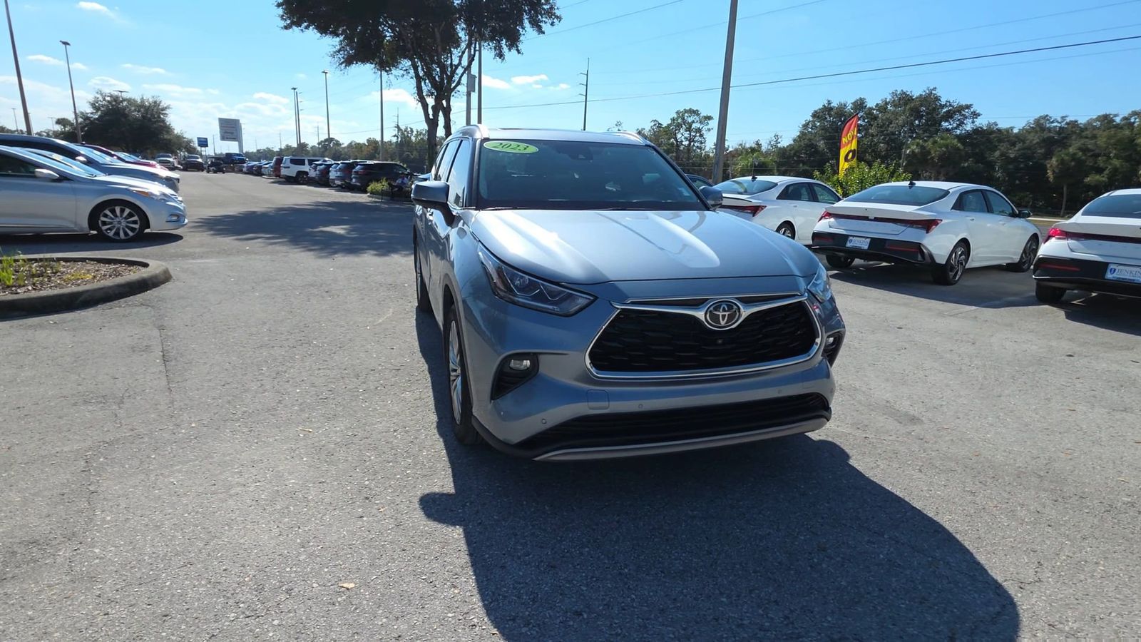 2023 Toyota Highlander L photo 3