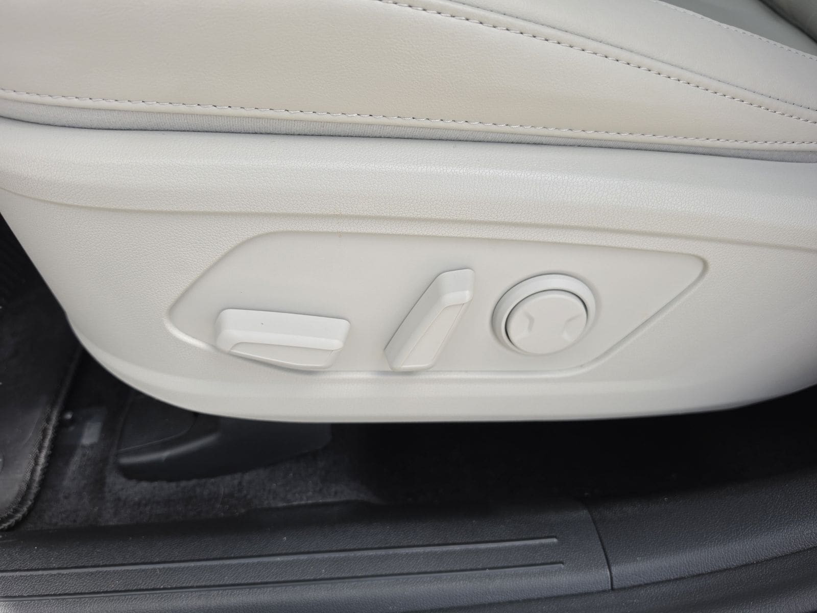 2025 Kia Sorento SX - Photo 26