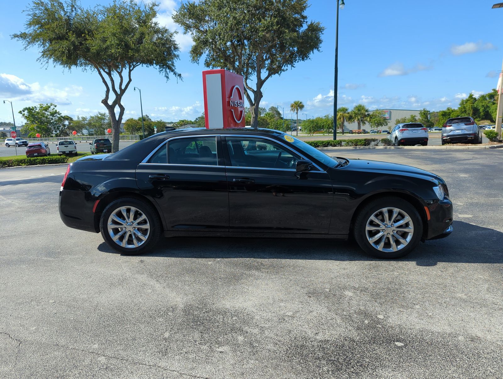 2022 Chrysler 300 Touring photo 3