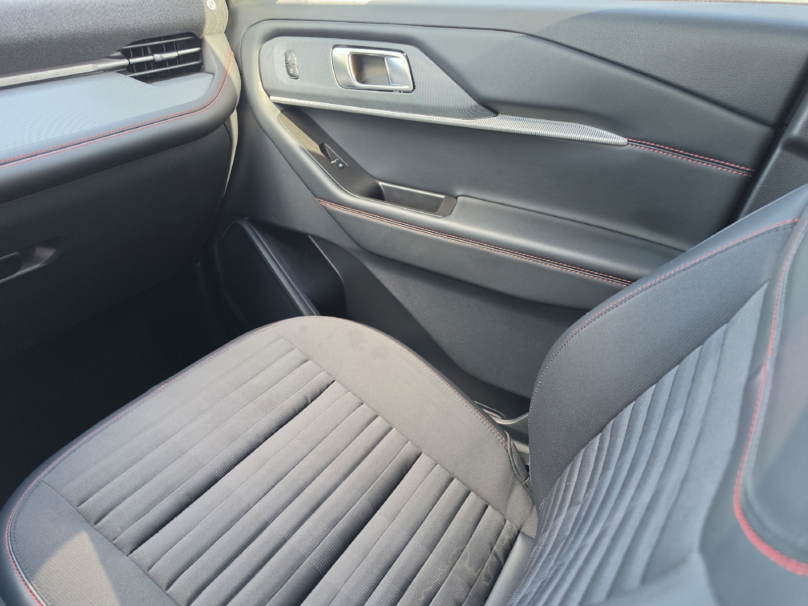 2026 Ford Explorer ST-LINE - Photo 18