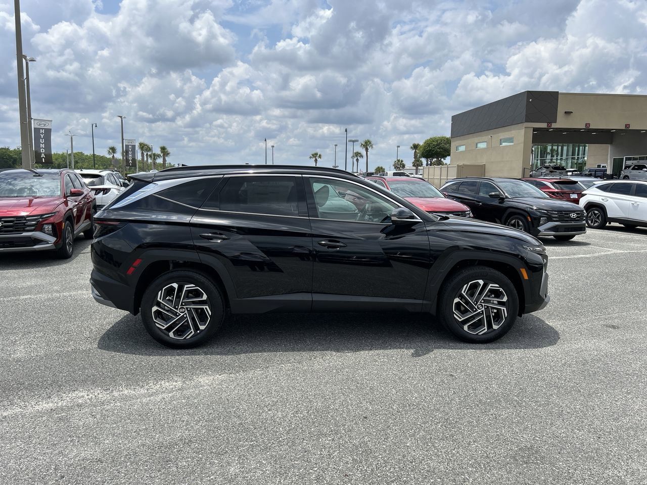 2025 Hyundai Tucson Hybrid Limited photo 2