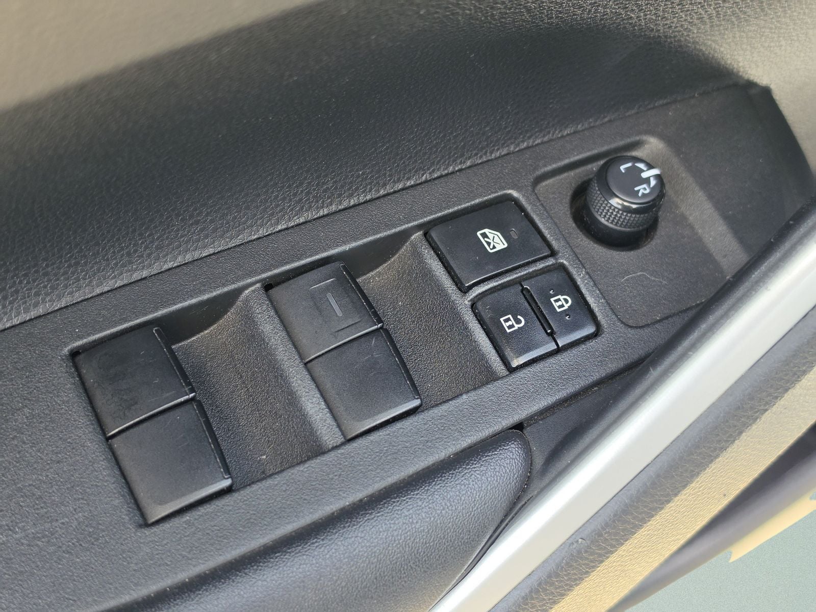 2022 Toyota Corolla Cross LE - Photo 24