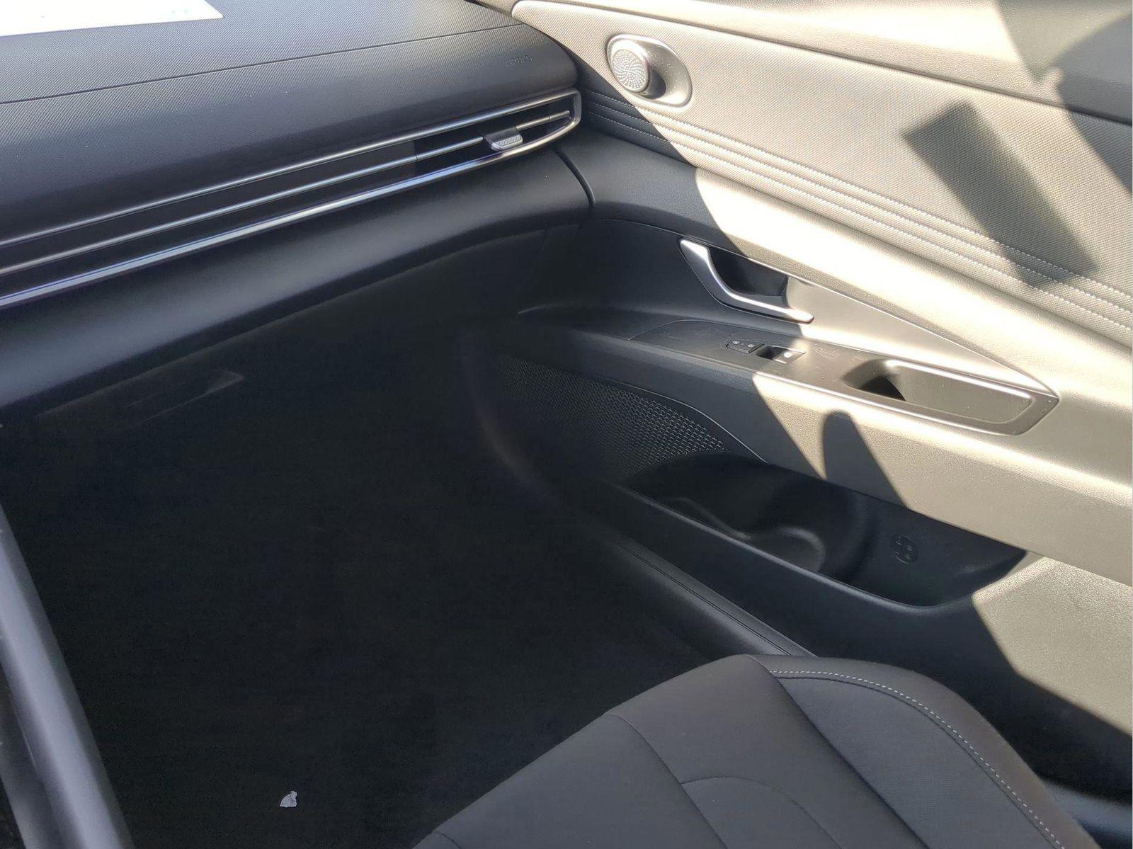 2025 Hyundai Elantra SEL - Photo 20