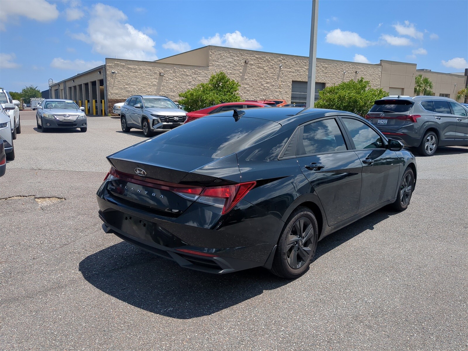 2023 Hyundai Elantra SEL photo 3