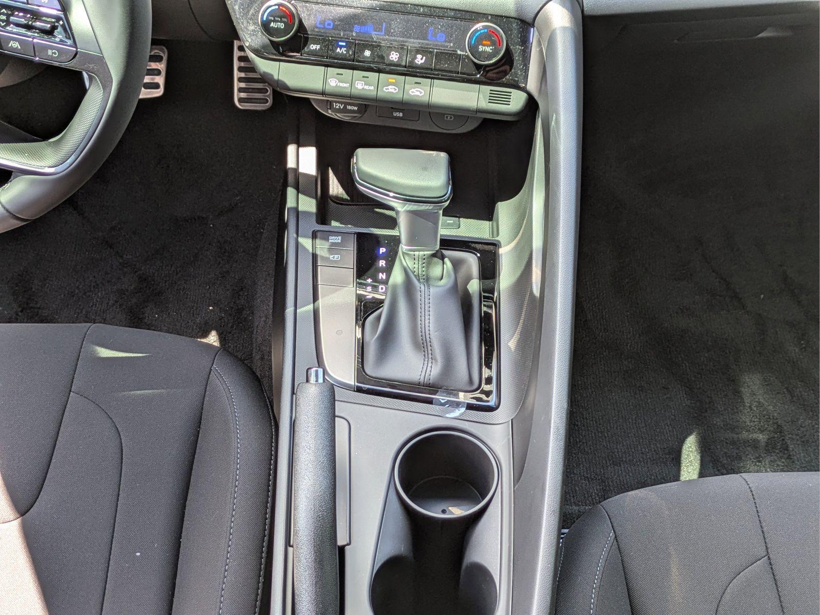 2025 Hyundai Elantra SEL - Photo 22