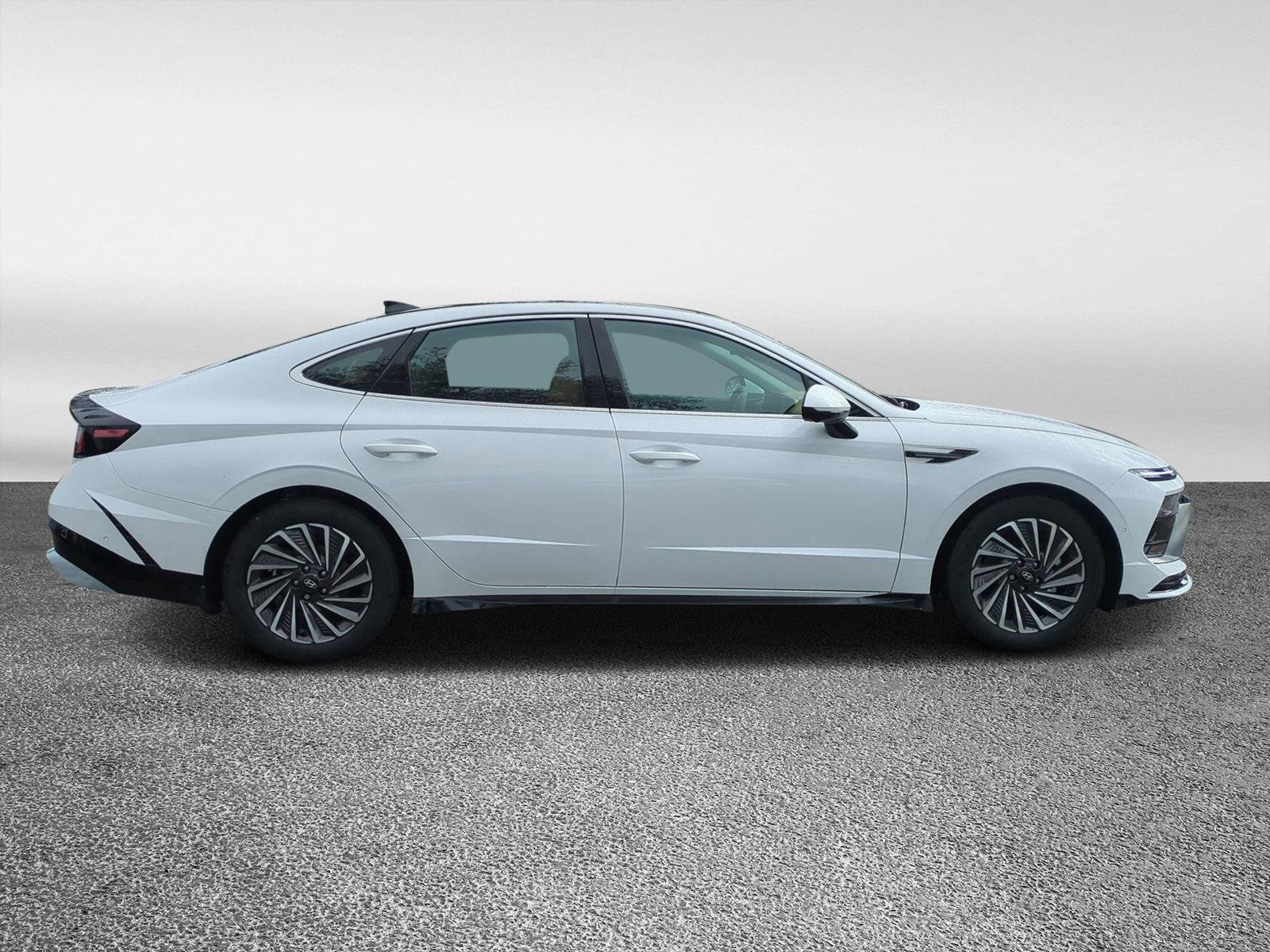 2025 Hyundai Sonata Hybrid Limited photo 2