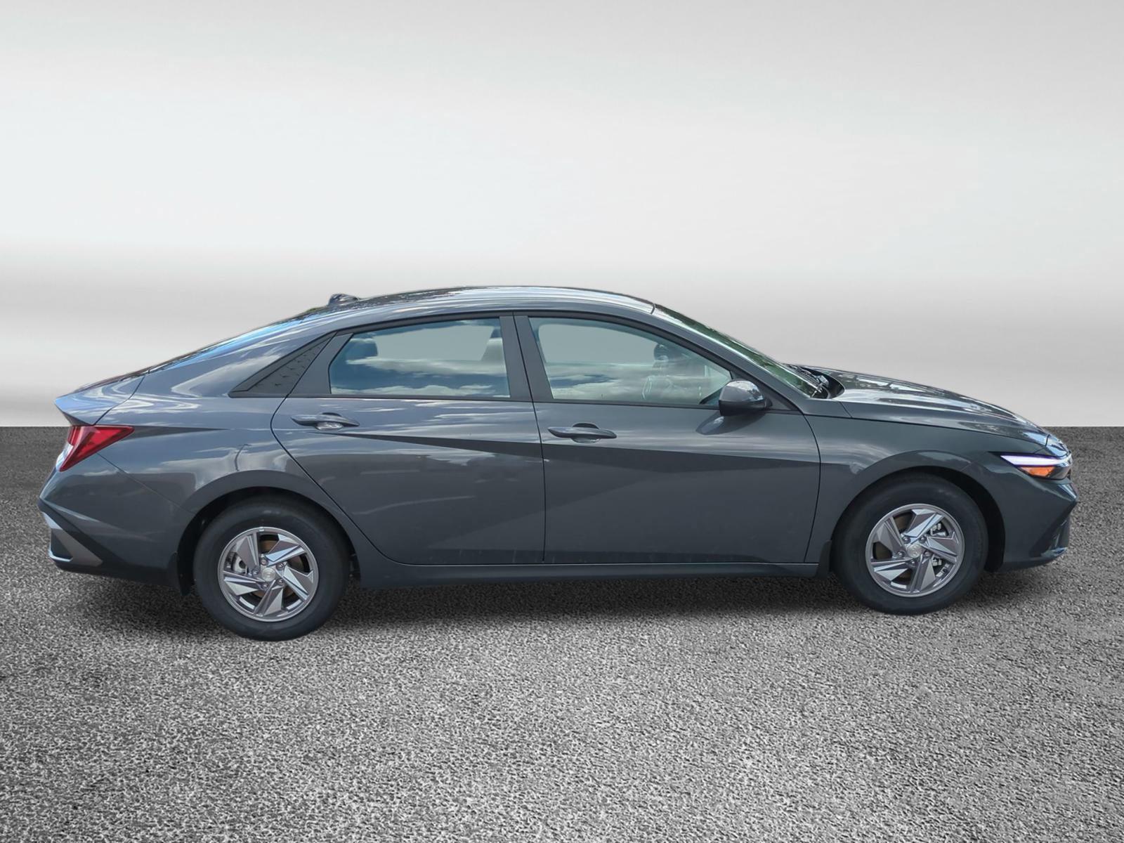 2025 Hyundai Elantra SE photo 2