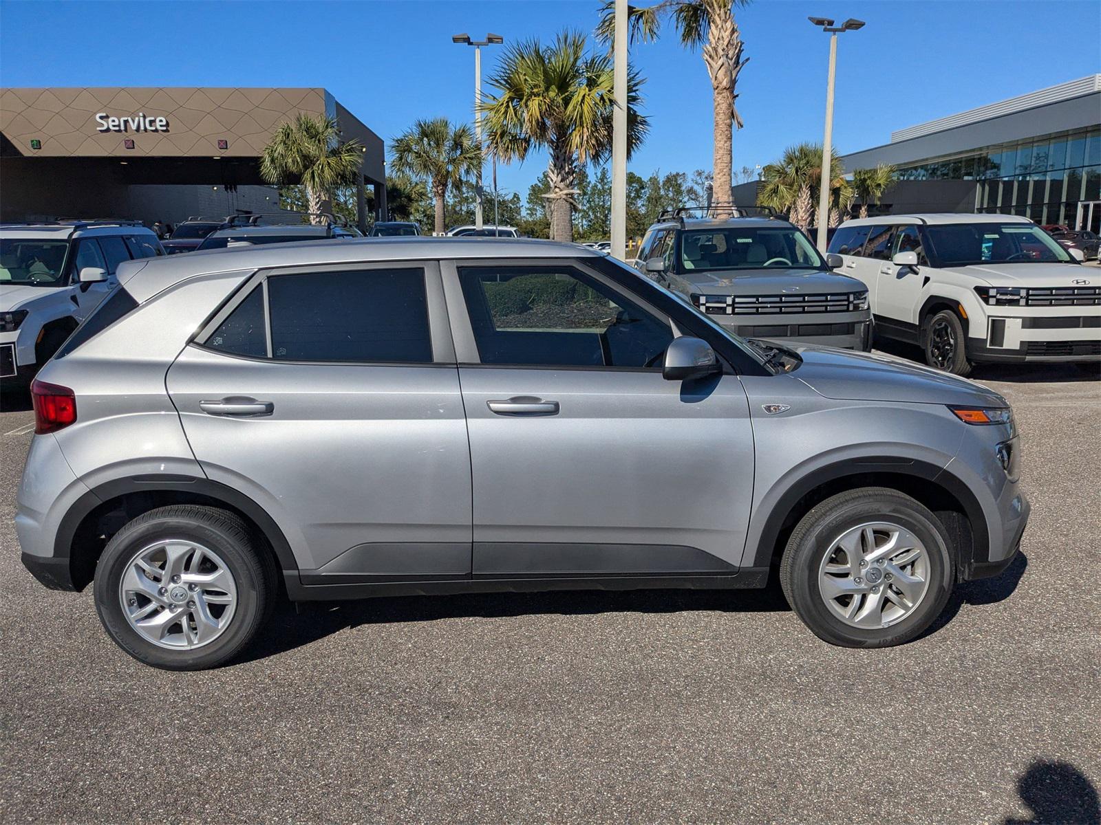 2025 Hyundai Venue SE photo 2